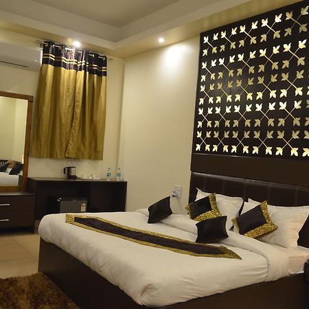 Red Orchid Otel Meerut Oda fotoğraf