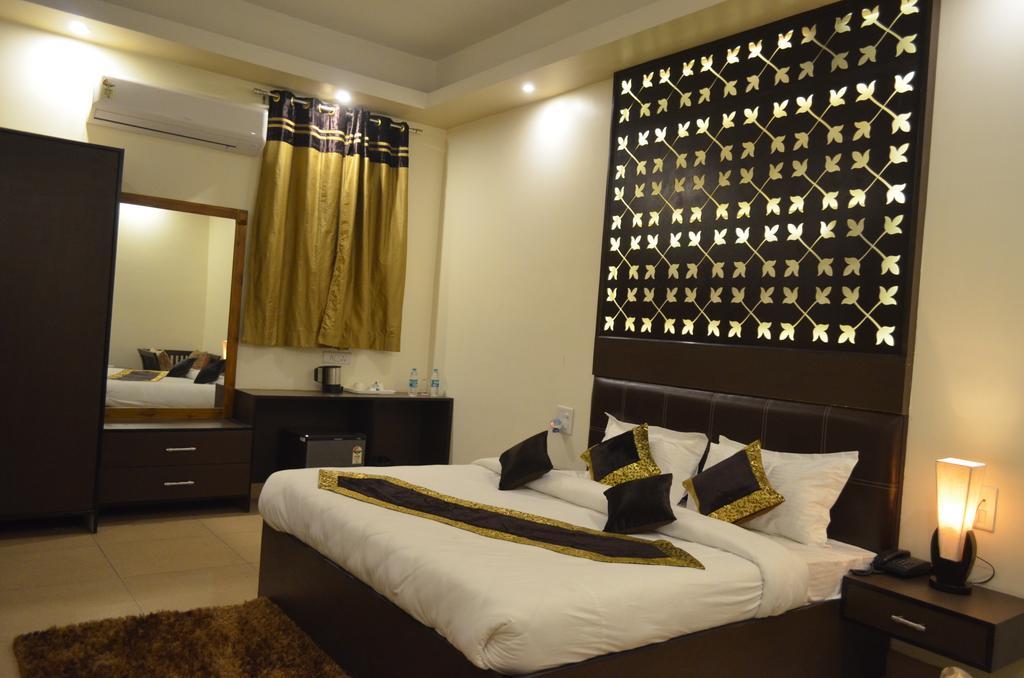 Red Orchid Otel Meerut Oda fotoğraf