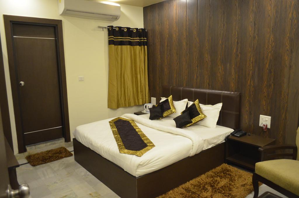 Red Orchid Otel Meerut Oda fotoğraf