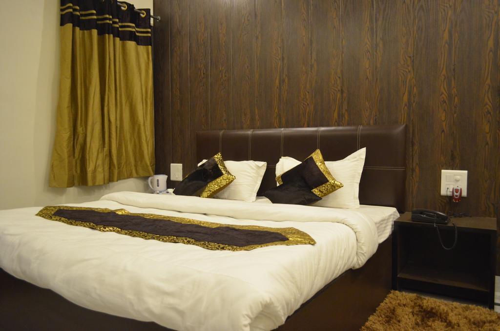 Red Orchid Otel Meerut Oda fotoğraf