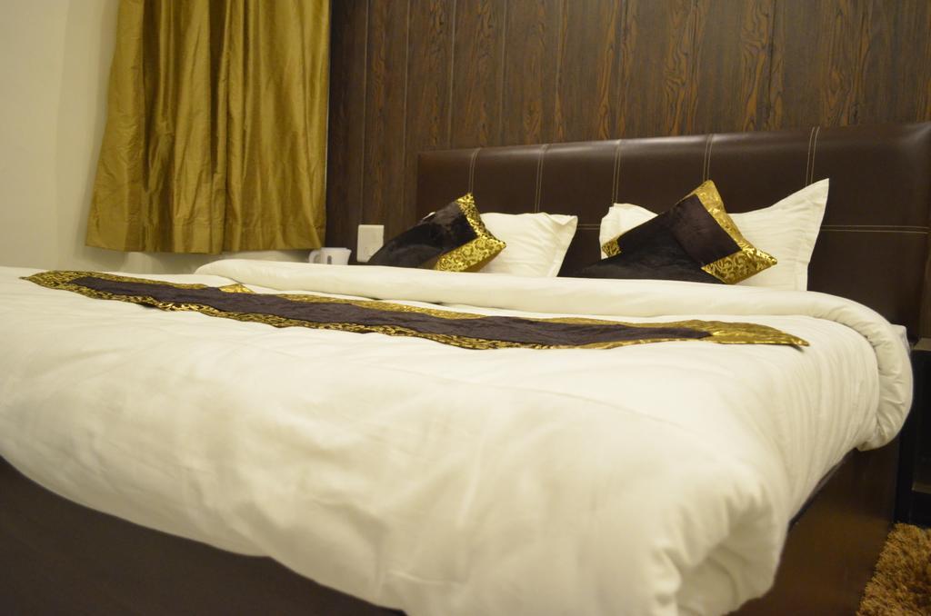 Red Orchid Otel Meerut Oda fotoğraf